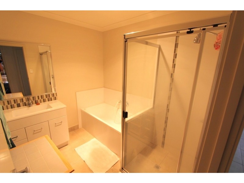 Unit 1/16 Lakeside Drive, Emerald QLD 4720