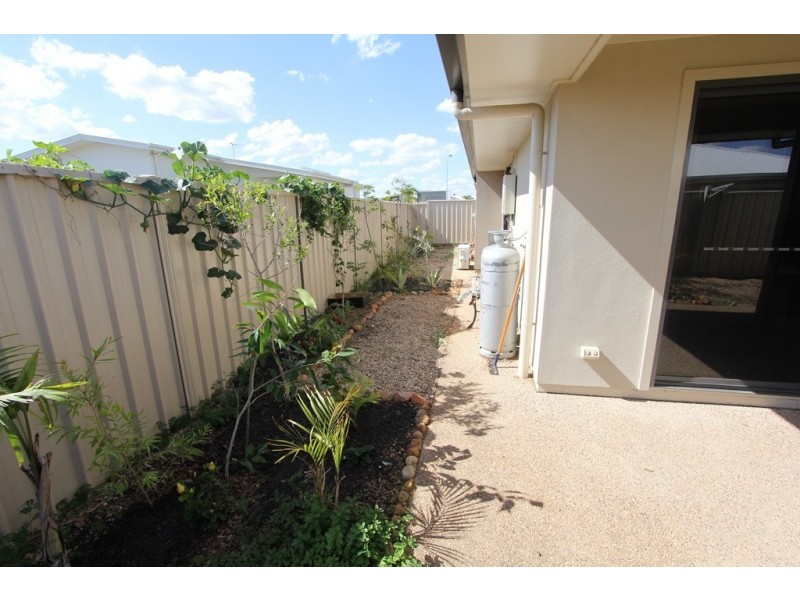Unit 1/16 Lakeside Drive, Emerald QLD 4720