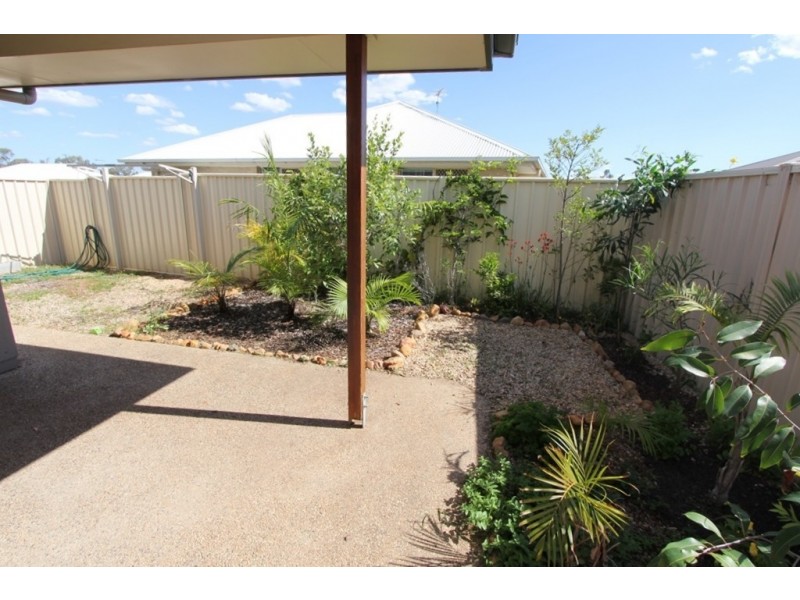 Unit 1/16 Lakeside Drive, Emerald QLD 4720