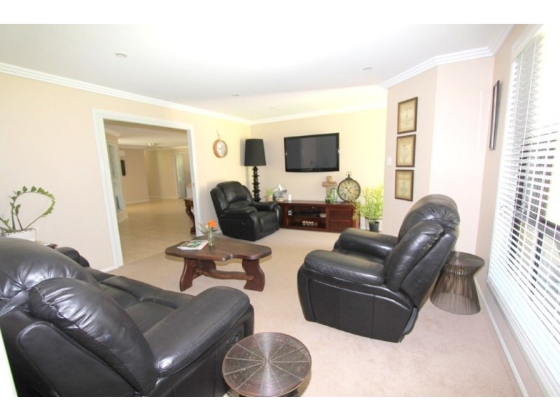 2 Coaker Drive, Emerald QLD 4720