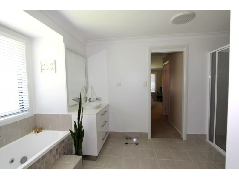 2 Coaker Drive, Emerald QLD 4720