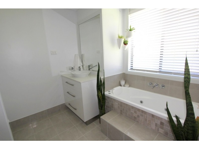 2 Coaker Drive, Emerald QLD 4720