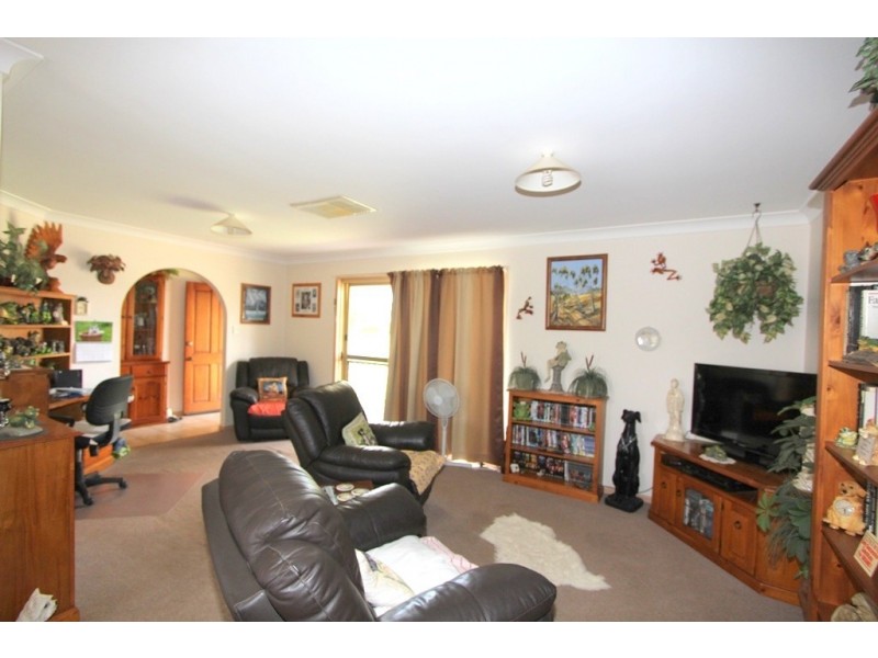 3 Bowyer Dr, Emerald QLD 4720