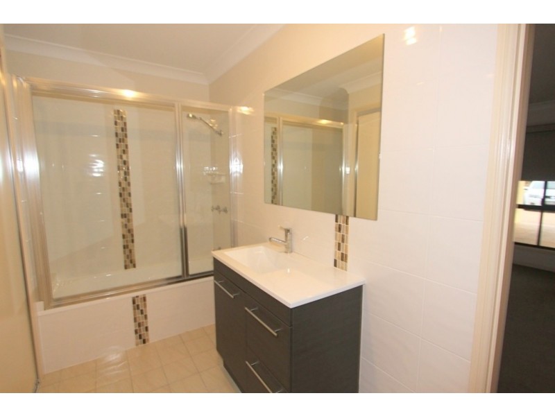 1 & 2/19 Louisa Court, Emerald QLD 4720