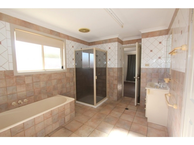 2B Statesman Drive, Emerald QLD 4720