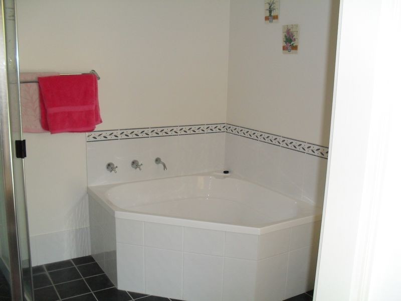 128 Garden Drive, Urangan QLD 4655