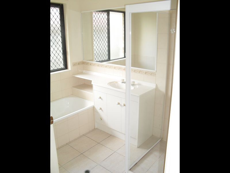 7 Ivybird Ct, Torquay QLD 4655