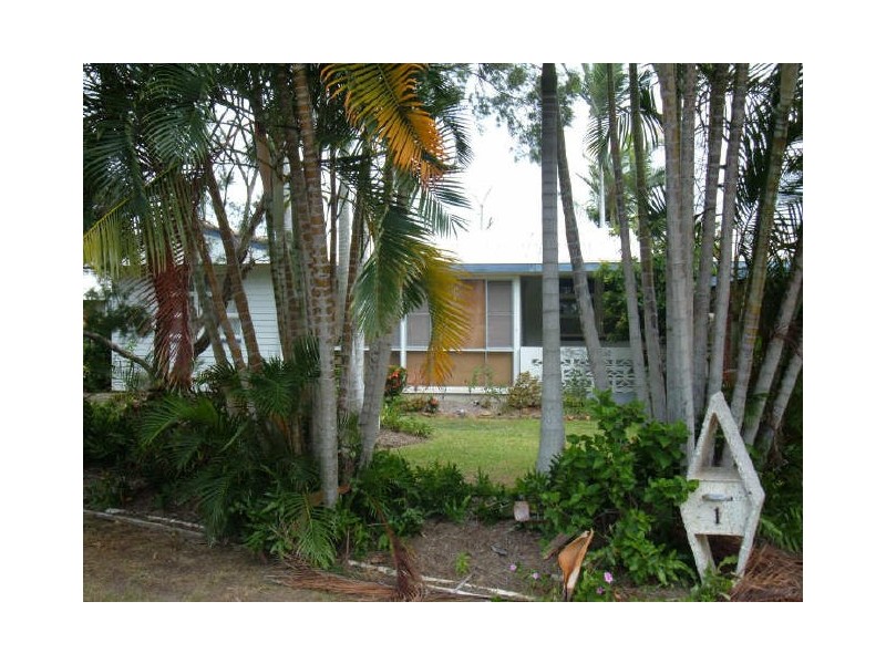 1 Helsham Street, Point Vernon QLD 4655