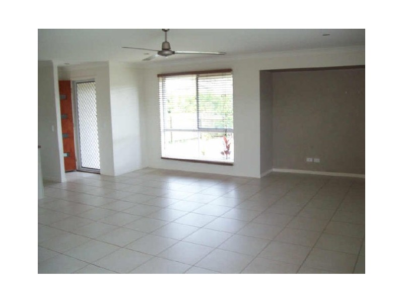 2/12 Yarrilee Circuit, Dundowran QLD 4655