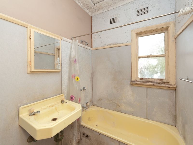 11 Surrey Street, Guildford NSW 2161