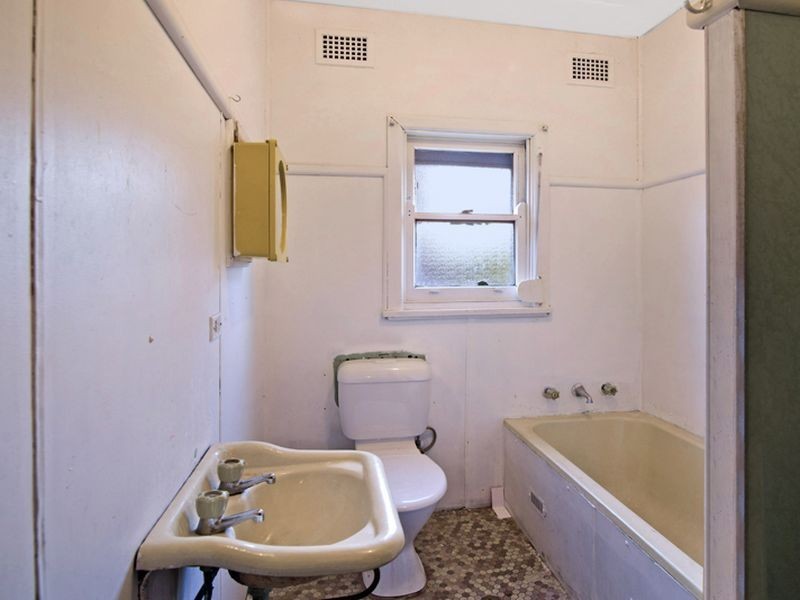 12 Gilba Road, Pendle Hill NSW 2145