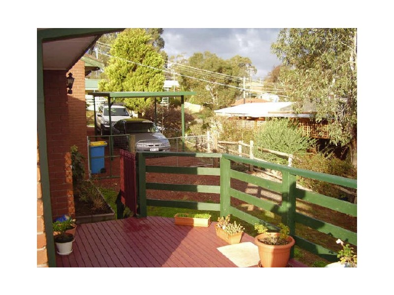 8 John Court, Clonbinane VIC 3658
