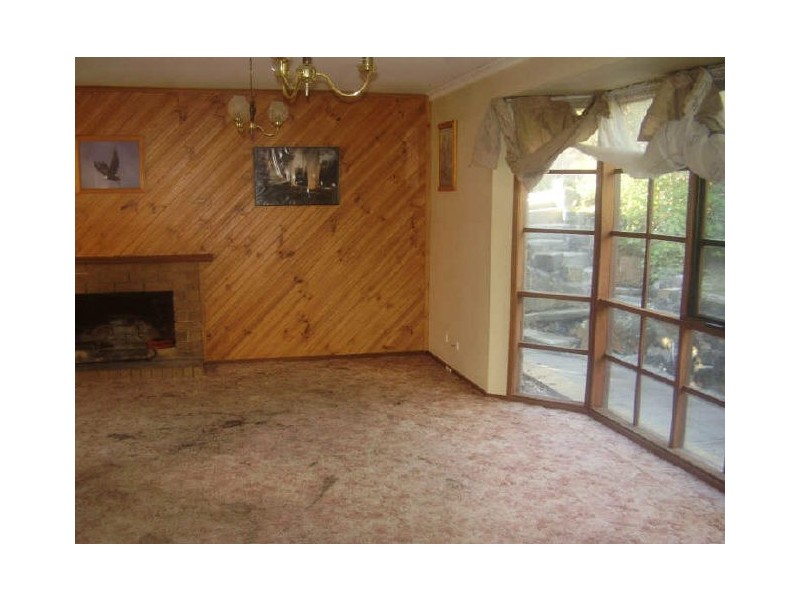 8 Steven Street, Clonbinane VIC 3658