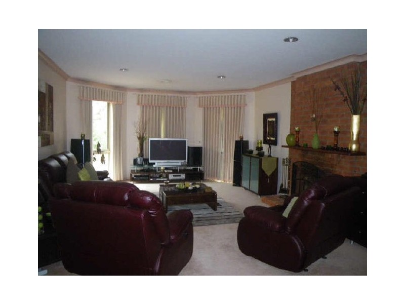 17 Fleming Drive, Broadford VIC 3658