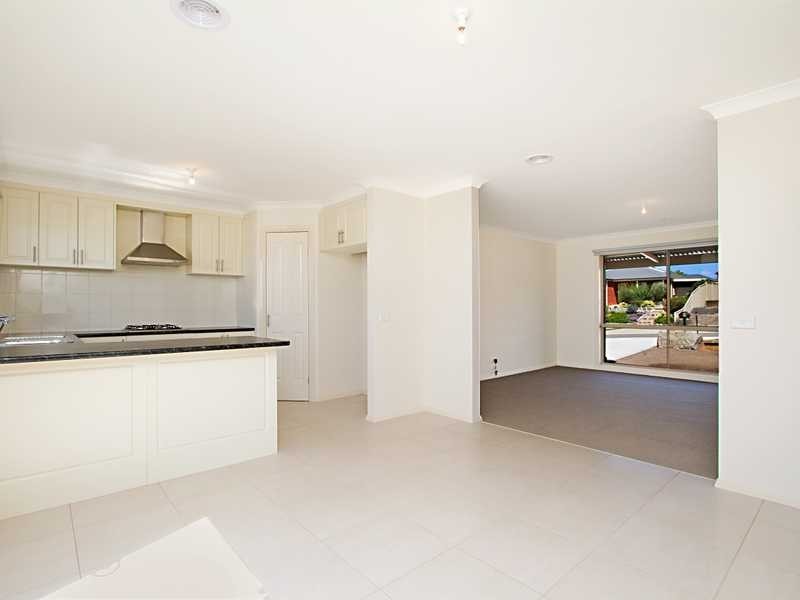 8 Chrystobel Way, Kilmore VIC 3764