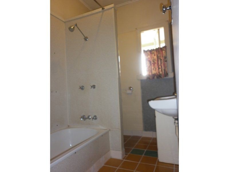 177 South Station Road, Silkstone QLD 4304