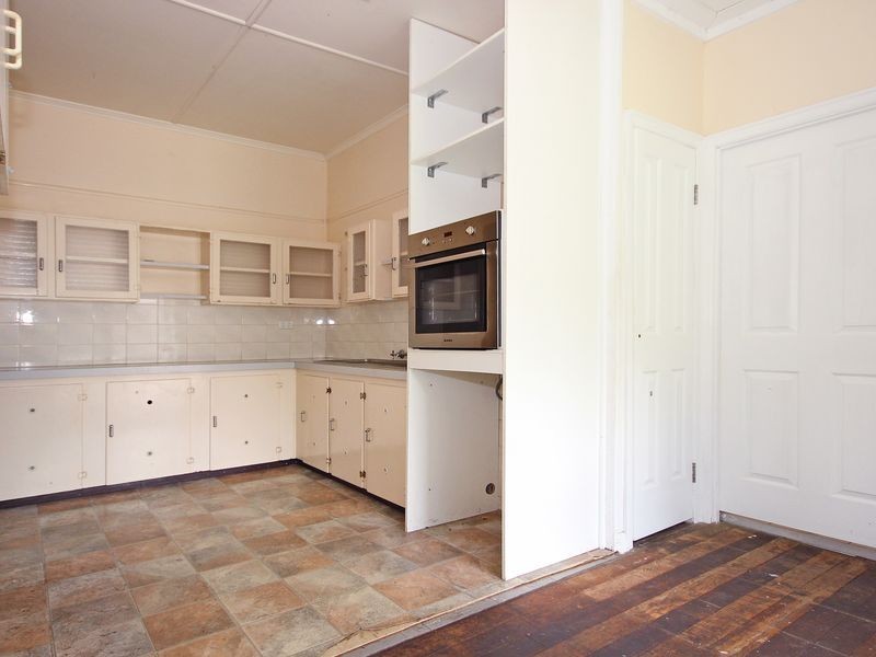 14 Molloy Street, Silkstone QLD 4304