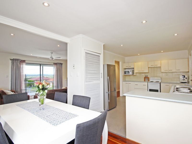 8 Carlyle Street, Riverview QLD 4303