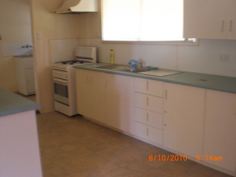 8 Poole Street, Leichhardt QLD 4305