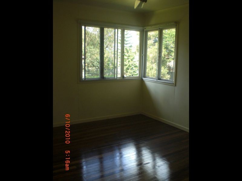 8 Poole Street, Leichhardt QLD 4305