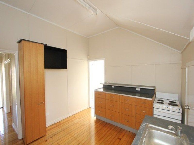 42 Railway Street, Booval QLD 4304