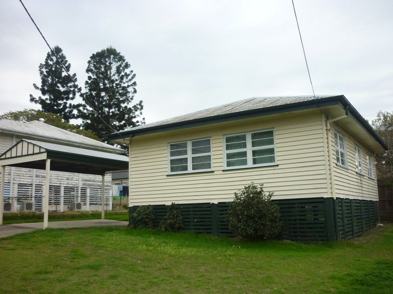 8 Miller Street, North Booval QLD 4304