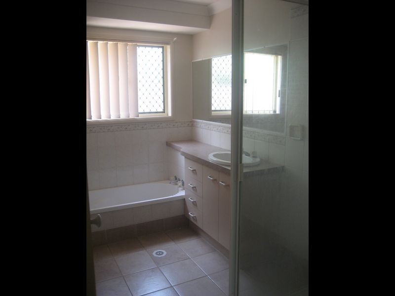 2/1 Cocos Place, Raceview QLD 4305