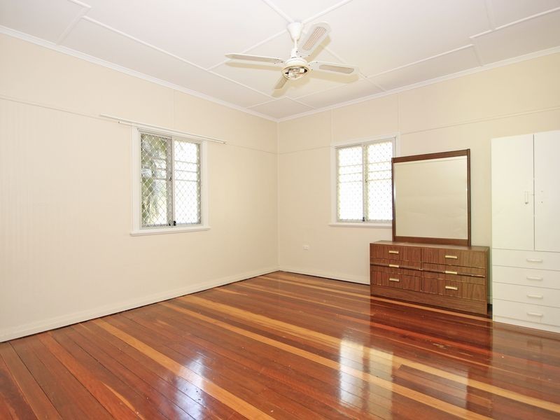 9 Stuart Street, Eastern Heights QLD 4305