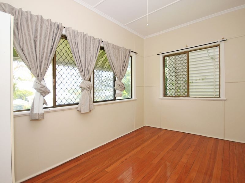 9 Stuart Street, Eastern Heights QLD 4305