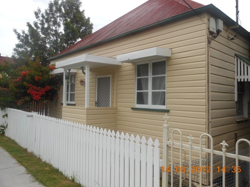 4 Mortimer Street, Ipswich QLD 4305