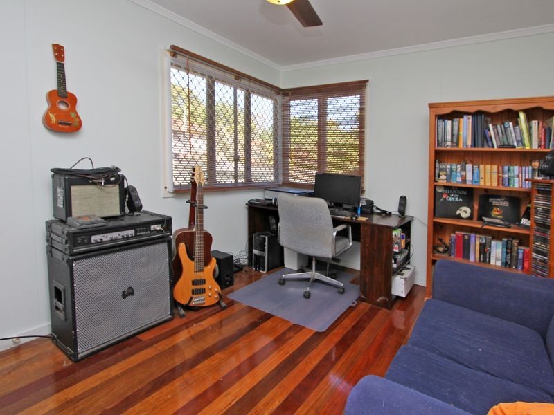 18 Flinders Drive, Leichhardt QLD 4305