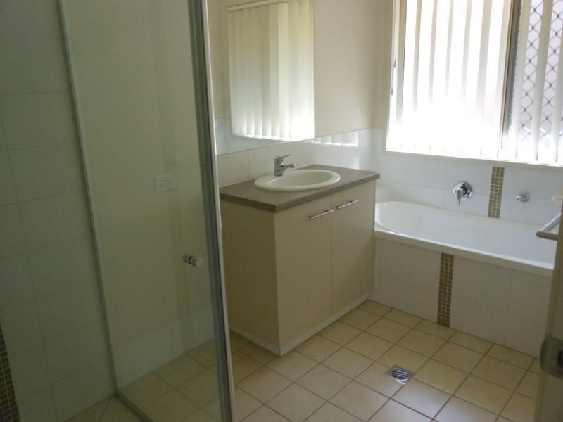 11 Shamrock, Chuwar QLD 4306