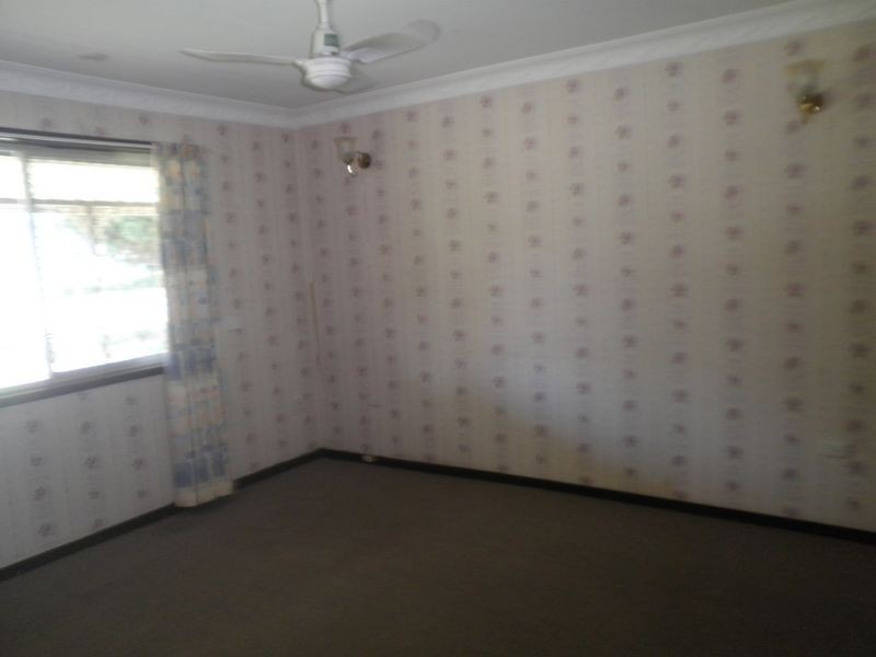 42 Russell Street, Silkstone QLD 4304