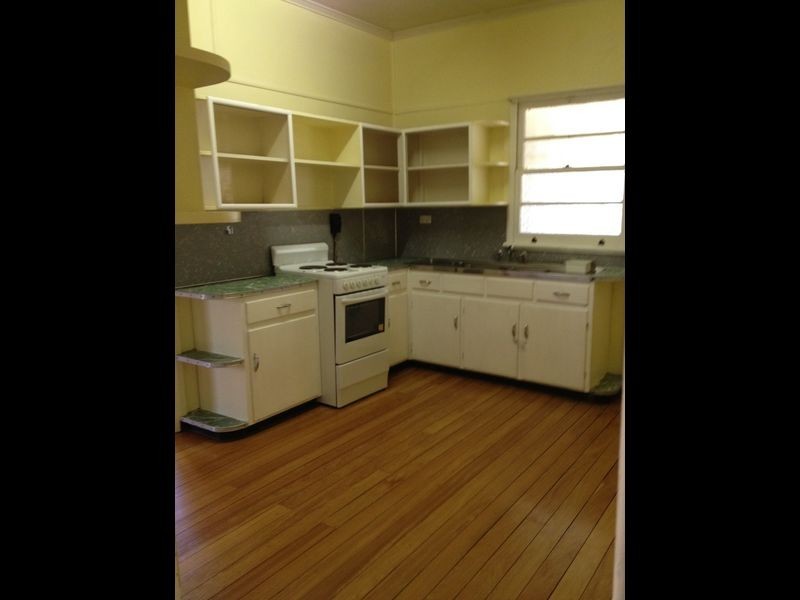 107 South Station Road, Silkstone QLD 4304