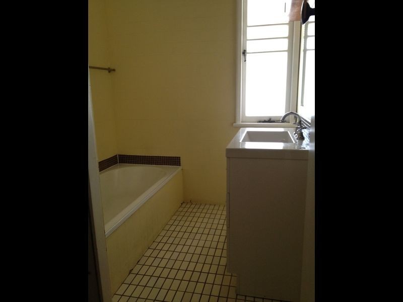 107 South Station Road, Silkstone QLD 4304