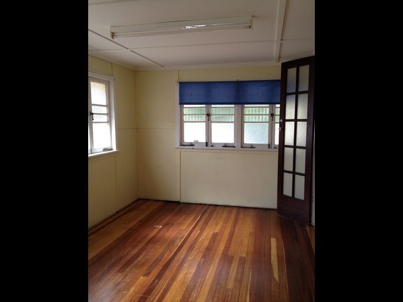 107 South Station Road, Silkstone QLD 4304