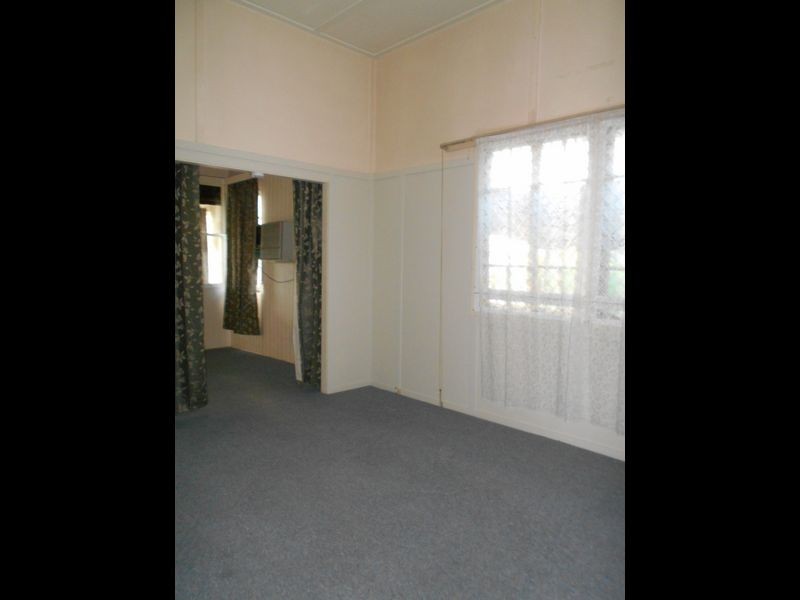 8 Cole Street, Booval QLD 4304