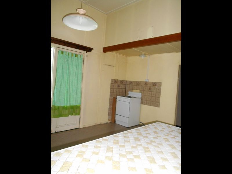 8 Cole Street, Booval QLD 4304