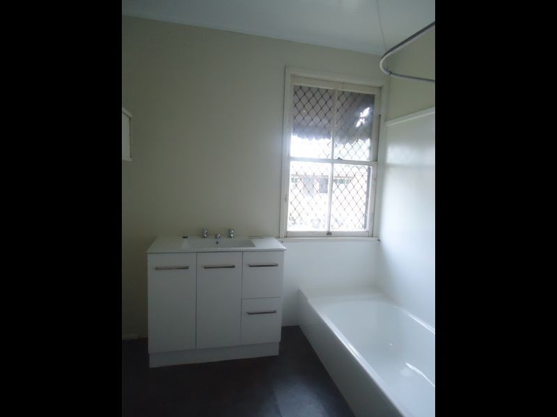 16 River Rd, Bundamba QLD 4304