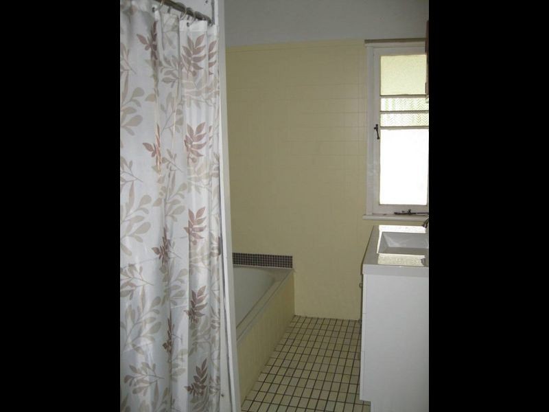 107 South Station Road, Silkstone QLD 4304