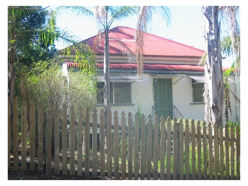 4 Charlotte Street, Blackstone QLD 4304