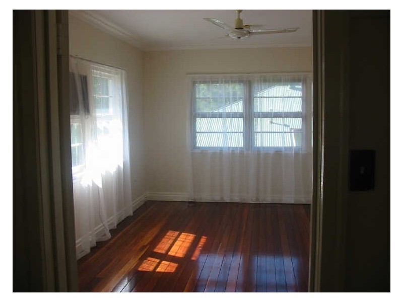 8 Miller Street, North Booval QLD 4304