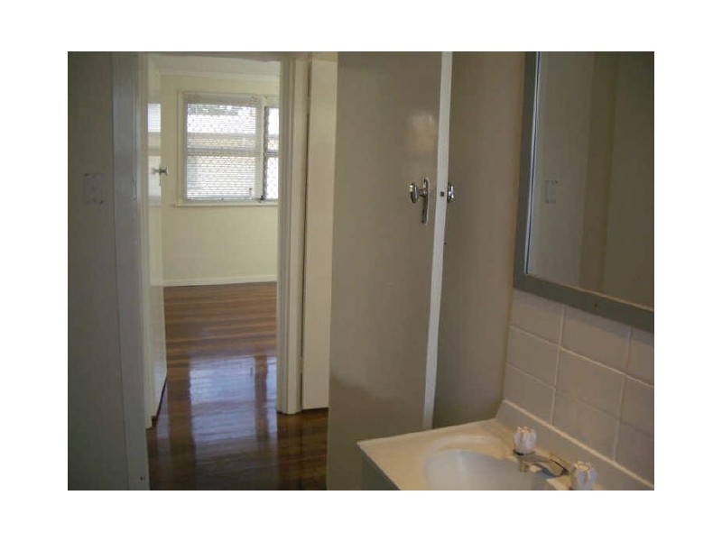 68 Robertson Rd, Eastern Heights QLD 4305