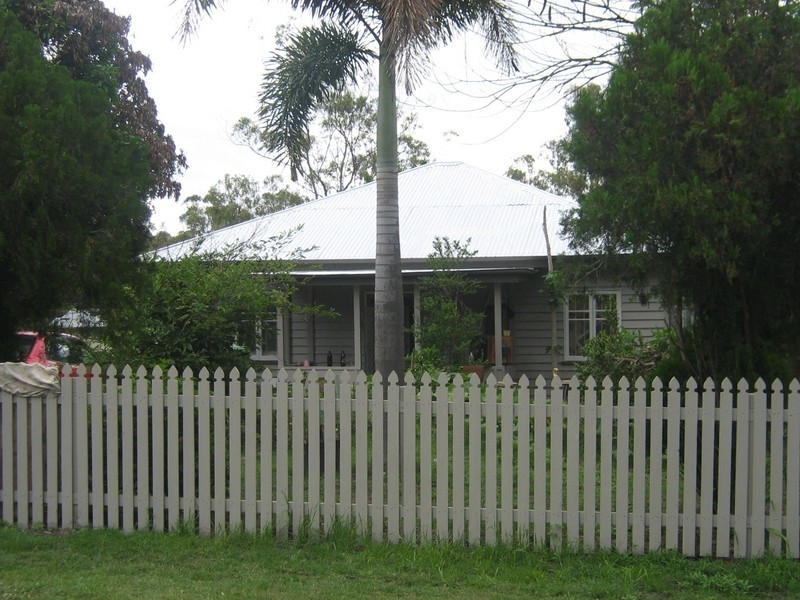10 Queen Street, Blackstone QLD 4304