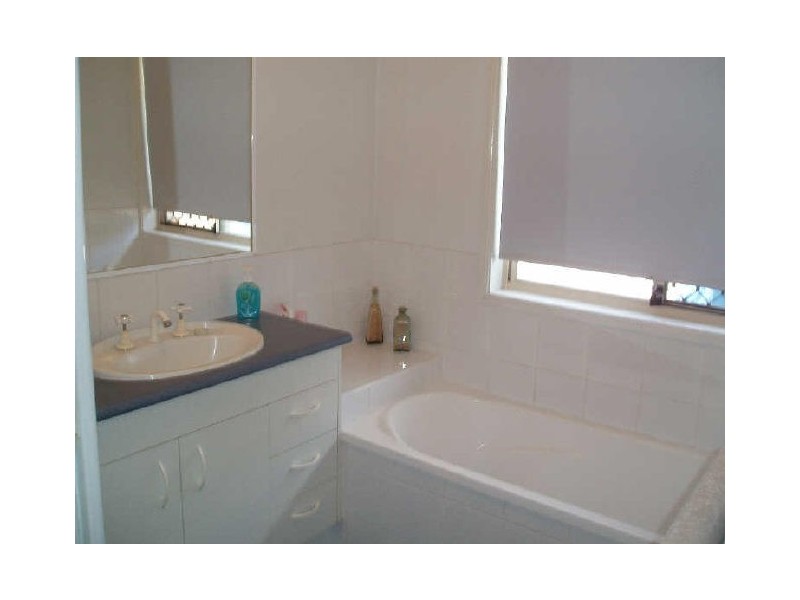 2 Falcon Court, Flinders View QLD 4305