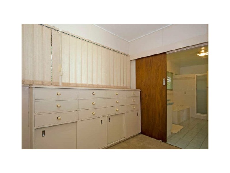 17 Stanley Street, North Booval QLD 4304