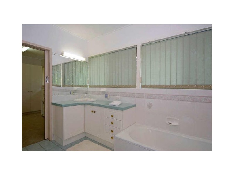 17 Stanley Street, North Booval QLD 4304
