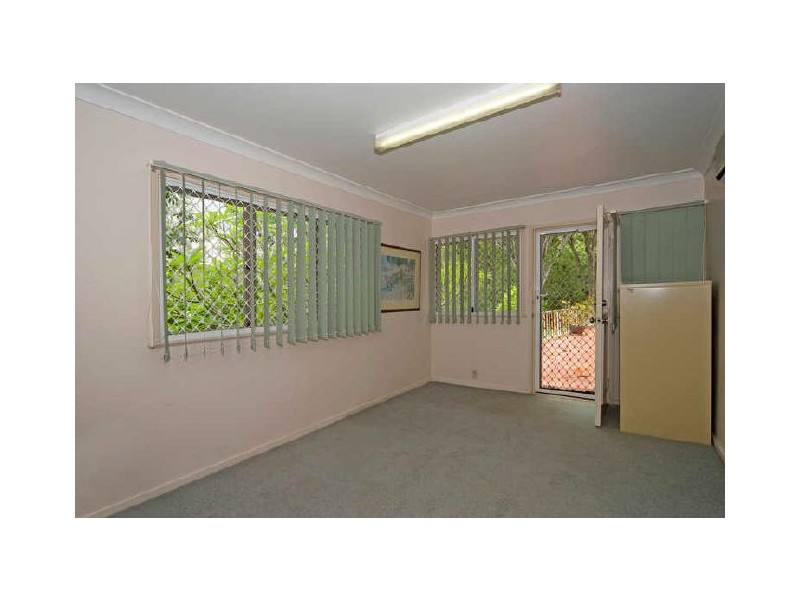 17 Stanley Street, North Booval QLD 4304