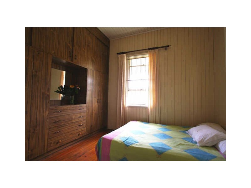25 Thompson Street, Silkstone QLD 4304