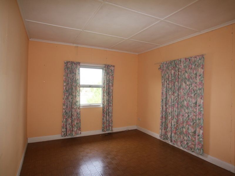 180 South Station Road, Silkstone QLD 4304